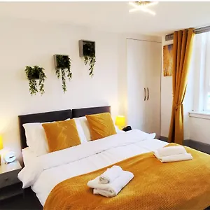 With Free Parking Holiday home Dundee